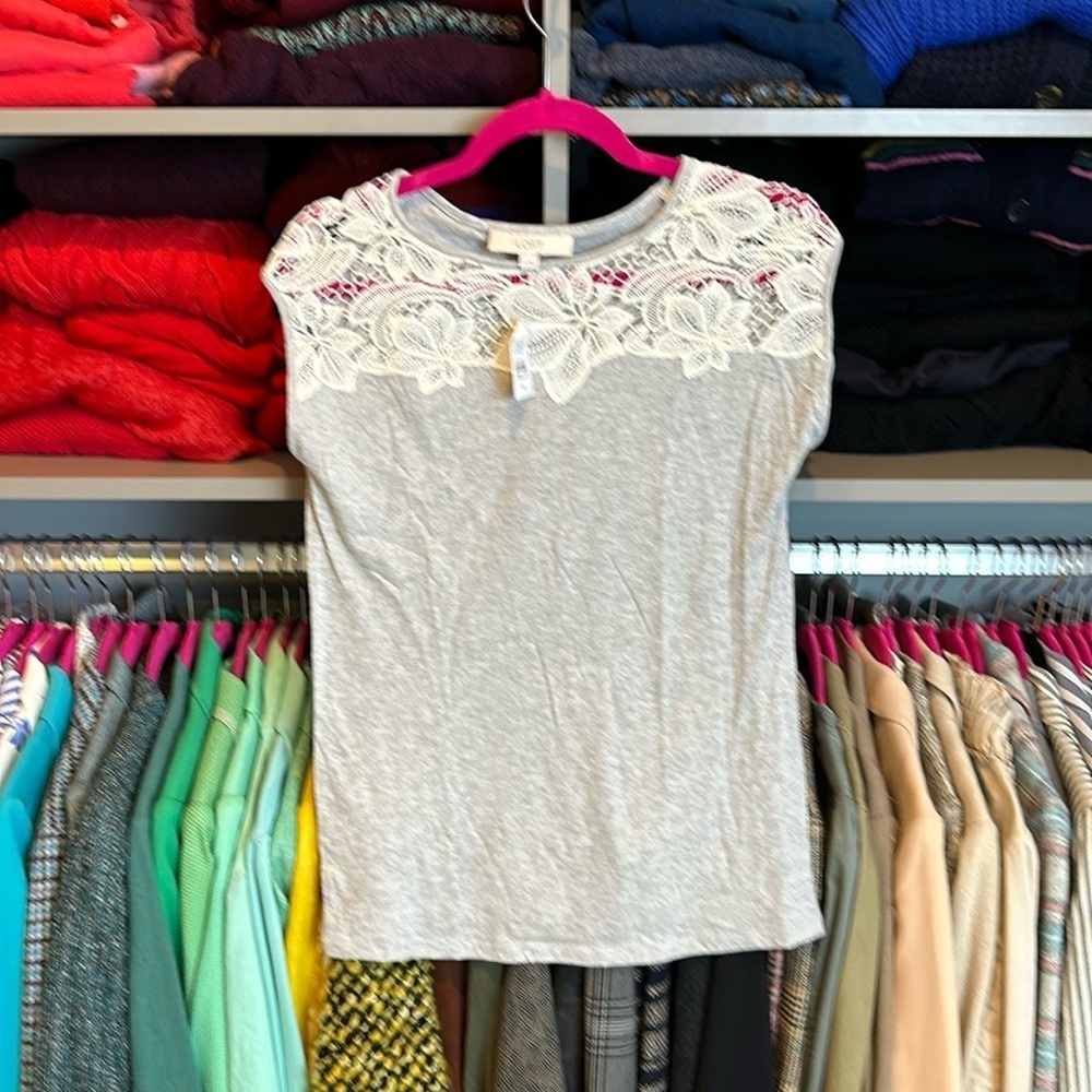 Lift gray with white embroidery sleeveless top size XS NWT​